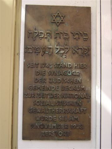 Voici une plaque comemorative qui indique qu'il y avait jadis une synagogue a Beckum en Westphalie