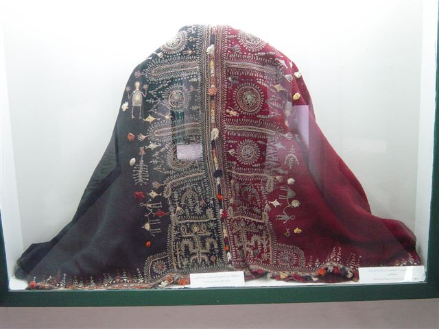 Broderie artisanale tunisienne sur burnous Musé Dar Jelouli Sfax