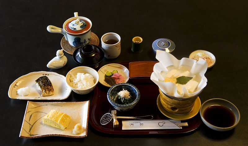 800px-Breakfast_at_Tamahan_Ryokan,_Kyoto.jpg