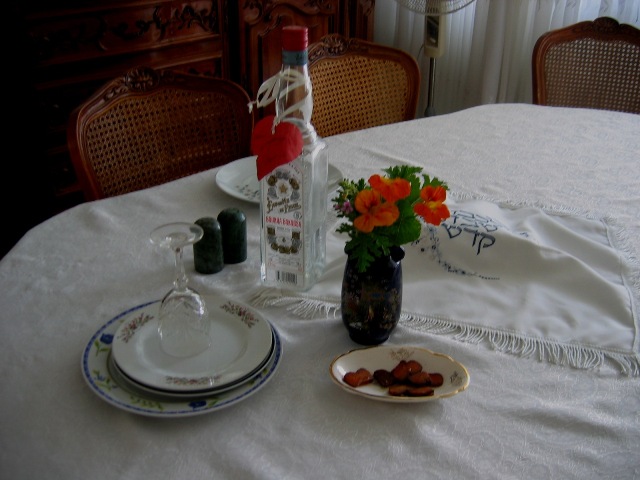 TABLE DE CHABBAT AVEC BOUHKA ET ADAM HOUT.jpg