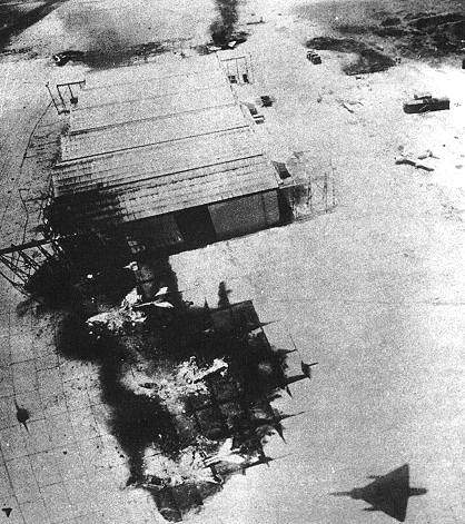 Migs russes detruits au sol en juin 1967.gif