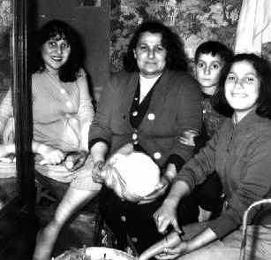 Preparation du couscous pour la bar mitzvah- 2 avril 1960.JPG (20804 bytes)