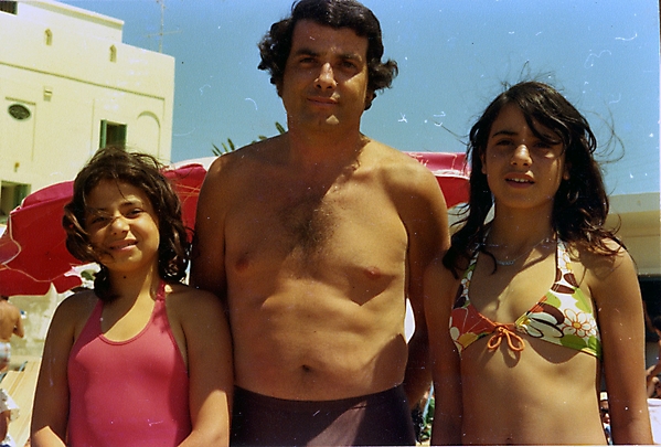 Armand avec ses deux filles