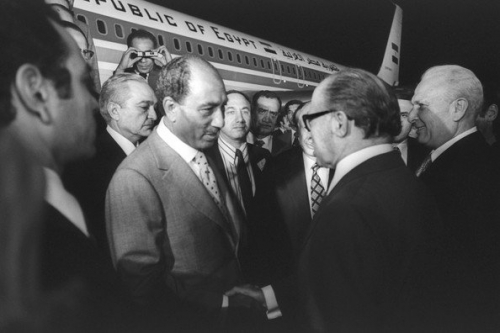 19 NOVEMBRE 1977 : SADATE À JÉRUSALEM - LE "FAUX MESSIE" DE LA PAIX sadate-jeru.jpg