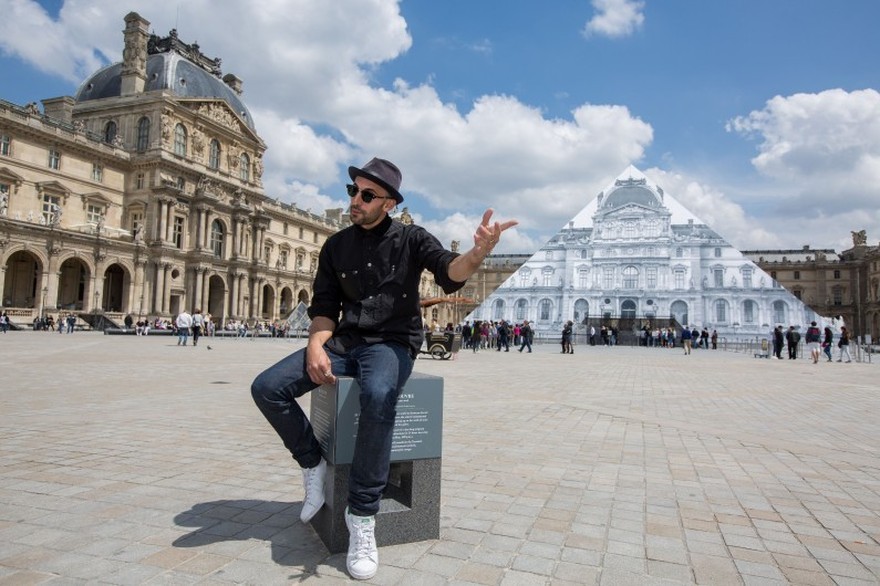 jr-devant-la-pyramide-du-louvre.jpg