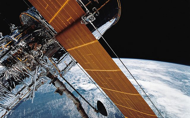 Hubble_Space_Telescope_Grappled_by_Shuttle_Arm_27512134324-640x400.jpg