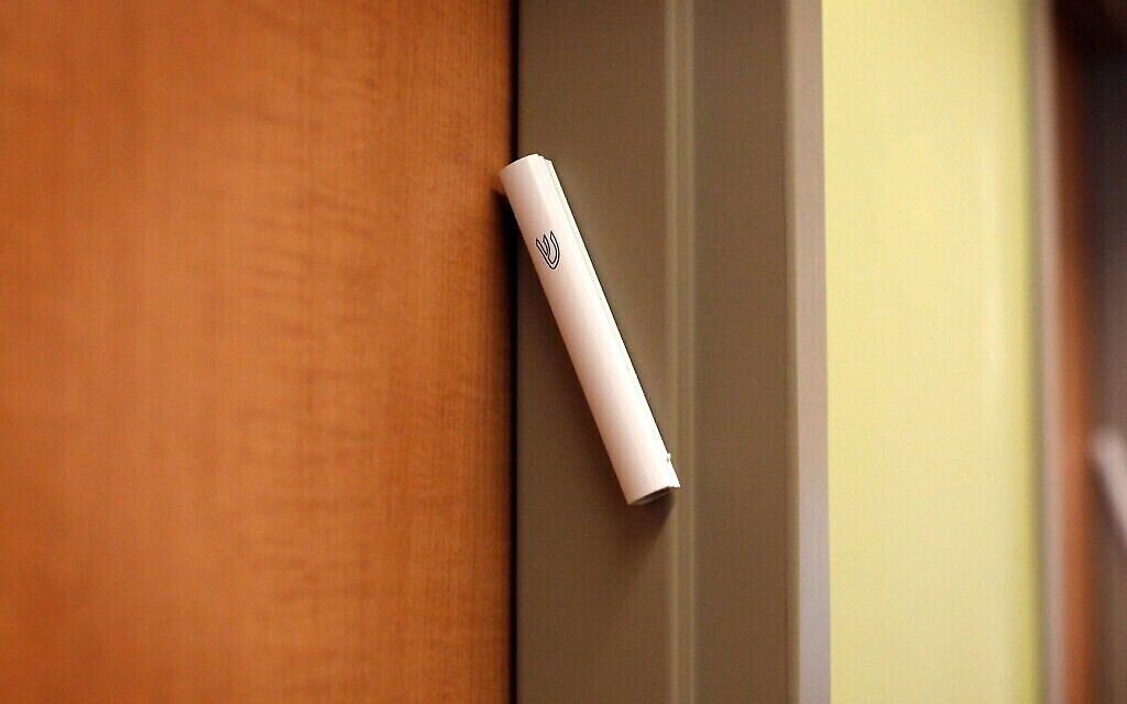 Face à l’antisémitisme, des Juifs américains retirent leur mezouza ; des non-Juifs en installent 11-3-23-mezuzah-e1699071051942-1024x640-1-1024x640.jpg