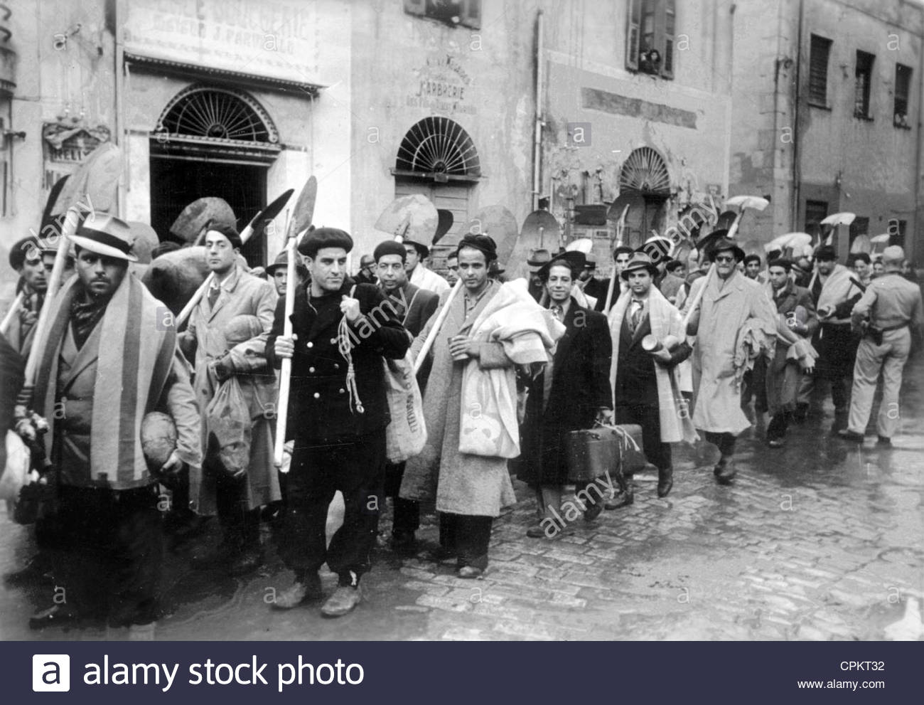 GABRIEL KOSKAS z’l. LE RESCAPÉ - RUE DES SALINES. 1942. jewish-people-on-their-way-to-forced-labor-duty-in-tunis-1942-CPKT32.jpg