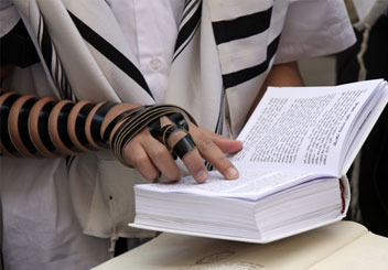 Les prieres dans le Judaisme praying-with-tefillin-hp.jpg