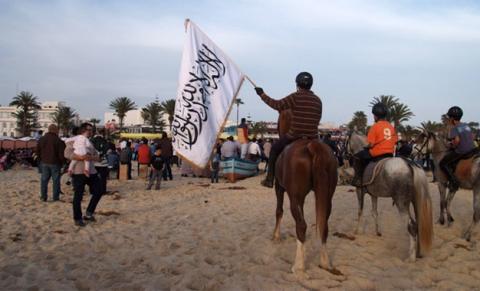 Manifestation de salafistes sur une plage de Hammamet en 2012 (Ph. Brahim Chanchabi). 