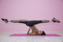 Le yoga offre de nombreux avantages pour la santé physique et mentale, à la fois à court et à long terme, ce qui en fait une pratique bénéfique complète