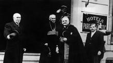 Le 4 novembre 1942, les cardinaux Emmanuel Suhard (au centre, sur la marche) et Pierre Gerlier (au premier plan), respectivement archevêques de Paris et de Lyon, sont reçus par le maréchal Pétain et Pierre Laval, à Vichy.